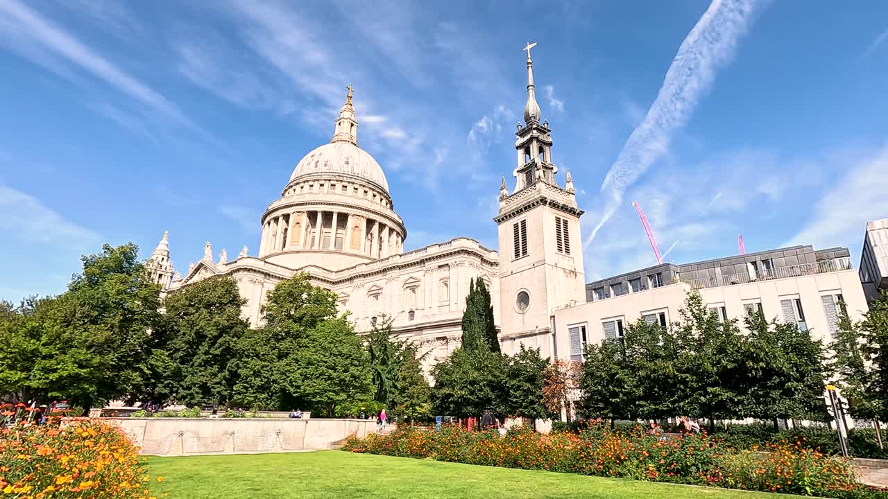 кафедральный собор святого павла с оживленным садом