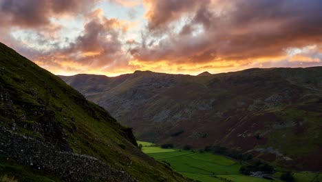 lapso de tiempo al atardecer del paisaje montañoso de helvellyn en el distrito de los lagos del reino unido