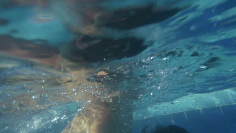 Padre-E-Hijo-Jugando-En-La-Piscina