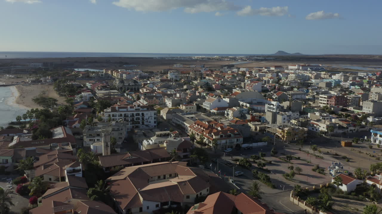 hotel frente a la playa sobre la isla de sal en la ciudad de santa maría, cabo verde, áfrica occidental.