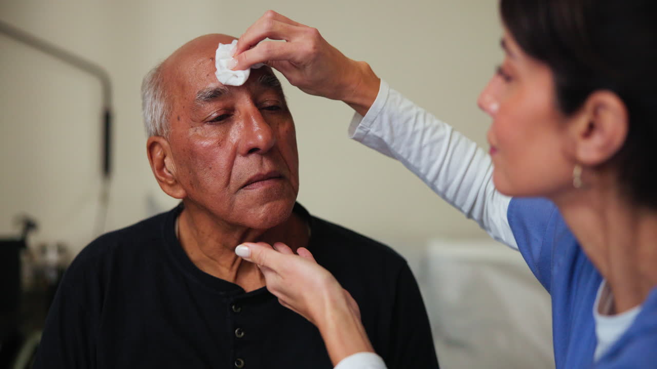 enfermera que atiende a un anciano