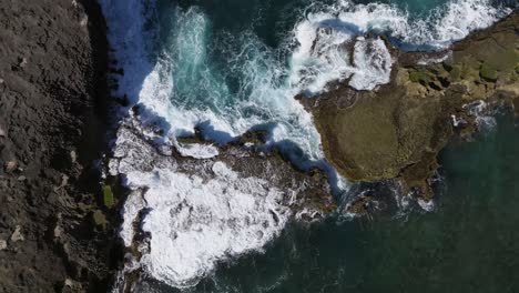 Felsige-Küstenformation-Am-Strand-Von-Arecibo-Puerto-Rico-Mit-Wellen,-Die-Auf-Die-Felsen-Schlagen