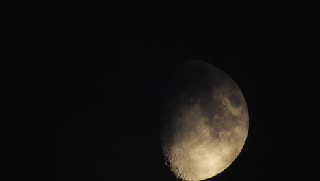 luna por la noche con nubes en tiempo real. 4k video luna en el cielo negro. nubes pasando por la luna por la noite. cielo nocturno con tiempo nublado