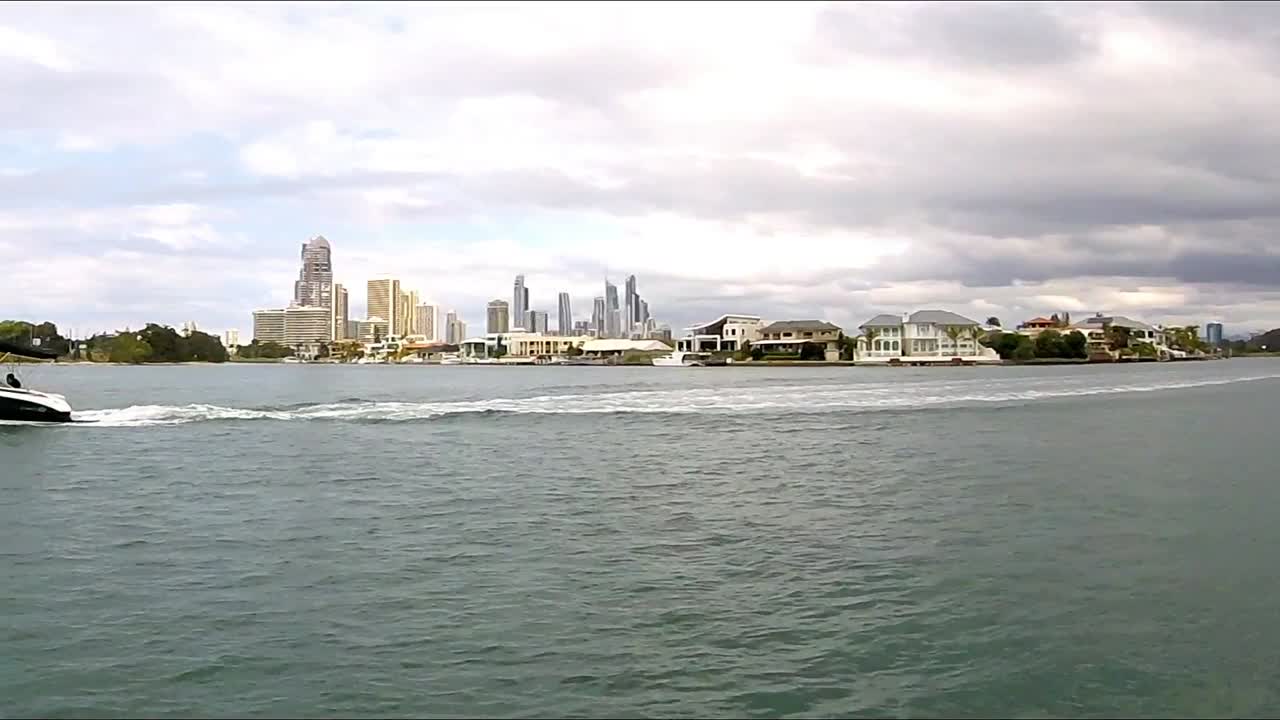 운하를 지나는 모터보트