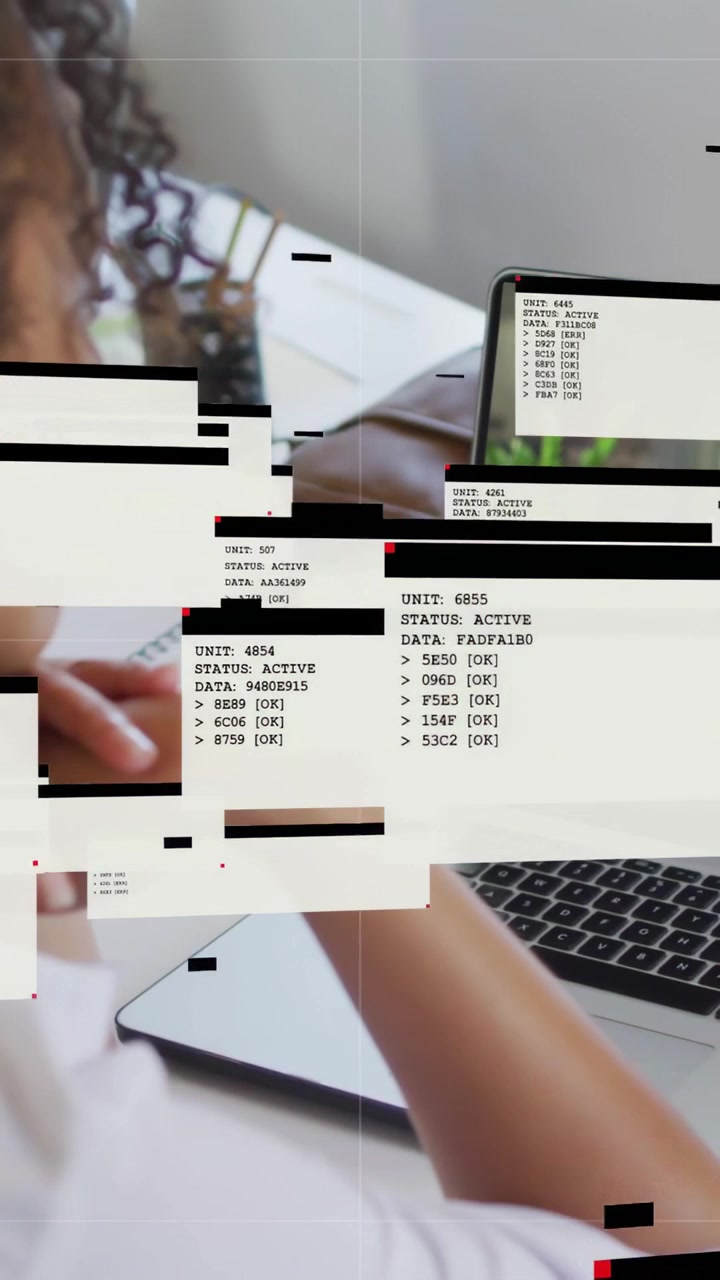 Vídeo vertical: Mulher observando laptop em reunião após atraso, com caixas de status flutuantes obscurecendo a tela.