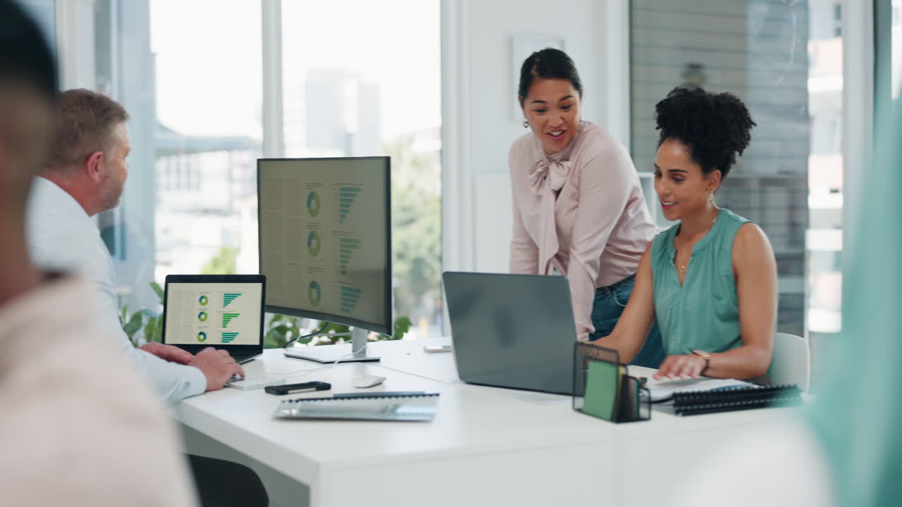 mujeres de negocios que colaboran en una oficina