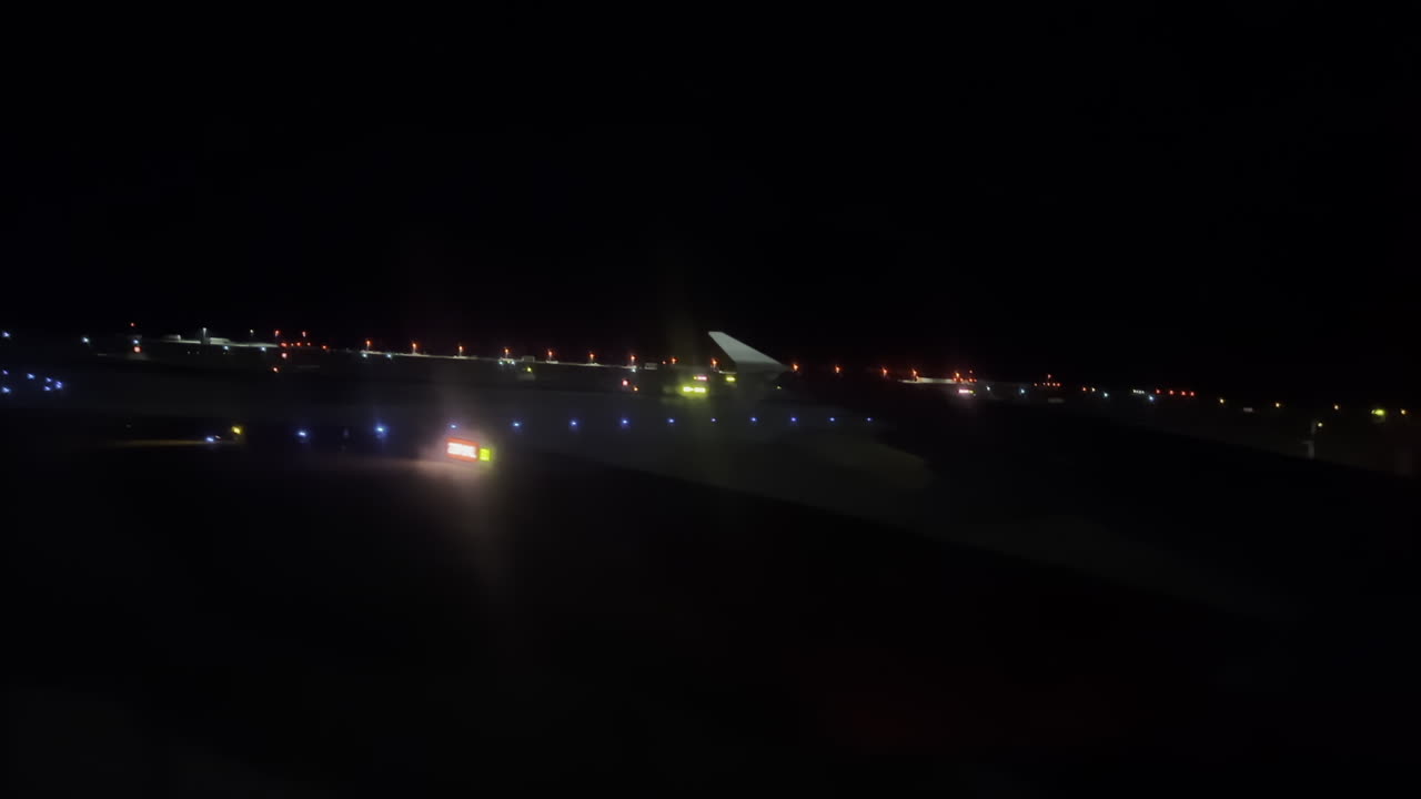 Vista dal finestrino di un aereo dell'aeromobile che si muove nell'aeroporto di notte