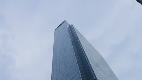 rascacielos moderno contra el cielo nublado