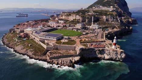 Vista-Aérea-De-Europa-Point-En-Gibraltar-Con-Olas-Rompiendo-En-Rocas