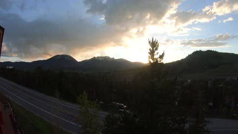 video de lapso de tiempo de puesta de sol de una hermosa puesta de sol en las montañas rocosas de colorado con tráfico conduciendo por