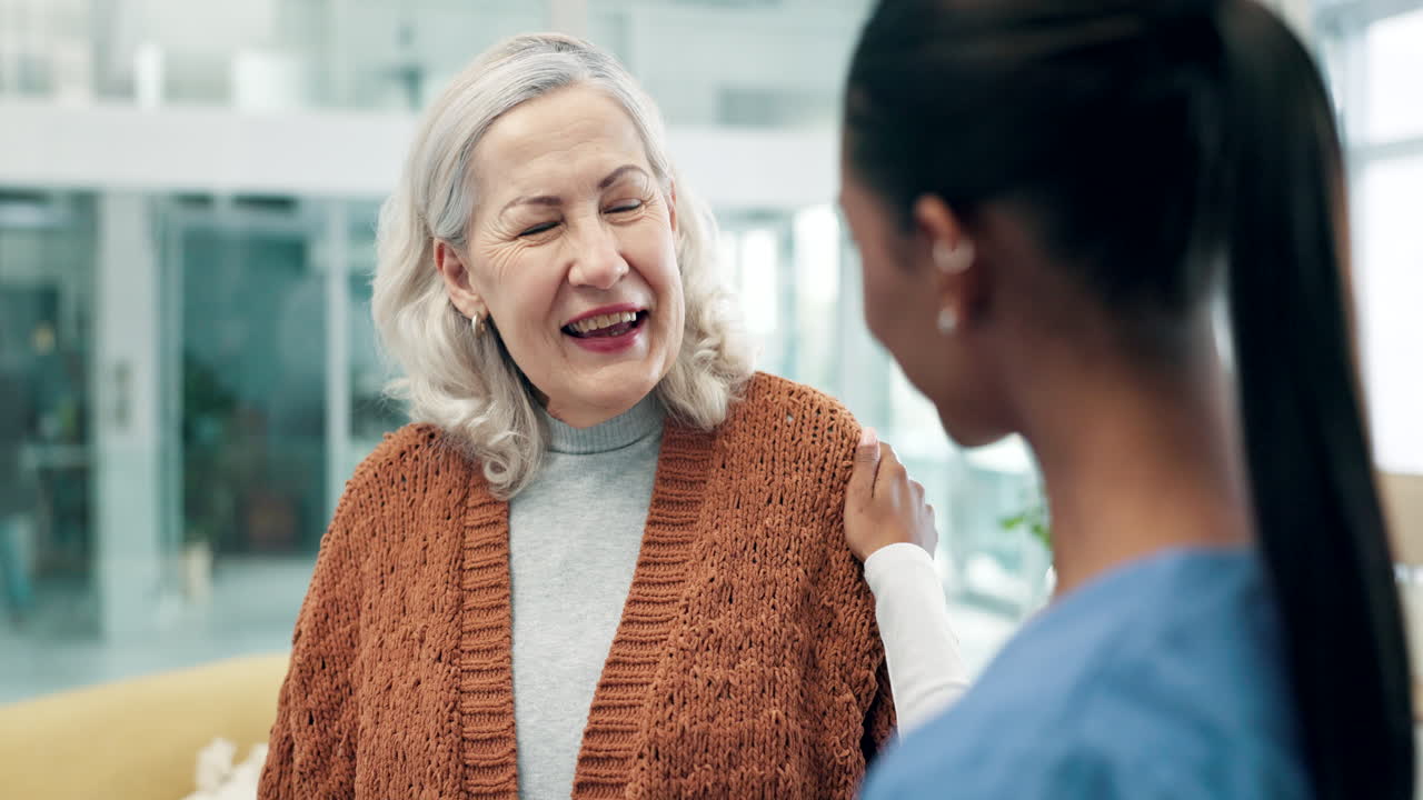 웃음, 지원 또는 지원 된 노인과 함께 사는 것
