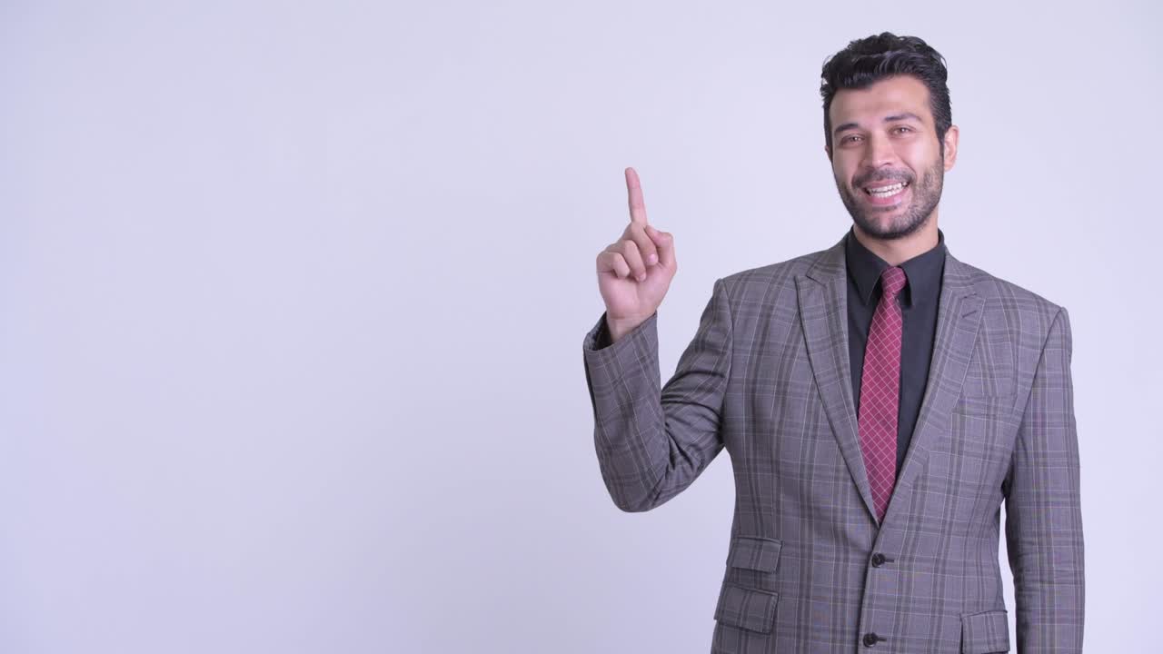 feliz guapo hombre de negocios persa barbudo en traje