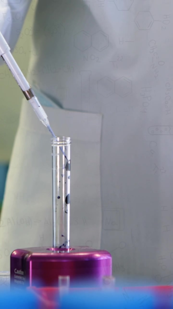 Animazione di formule chimiche sulle mani di una lavoratrice di laboratorio afroamericana con un campione