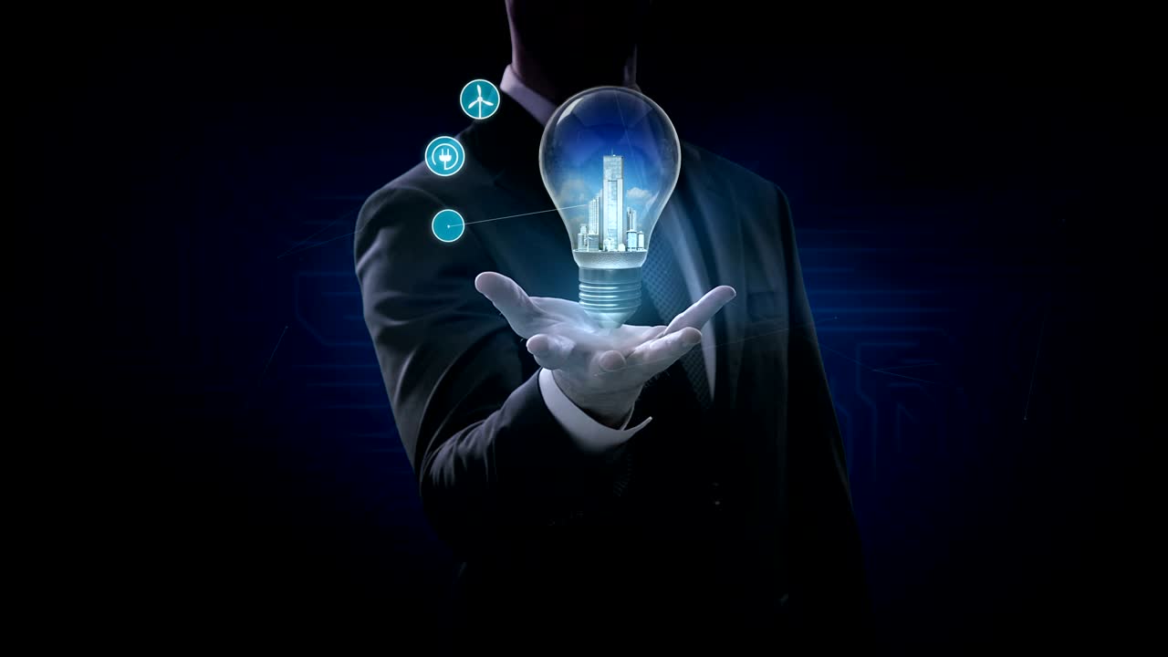 Forretningsmand åbner håndfladen, energieffektiv by i en lyspære og forskellige energibesparende ikoner. IoT Smart city, dag og nat.