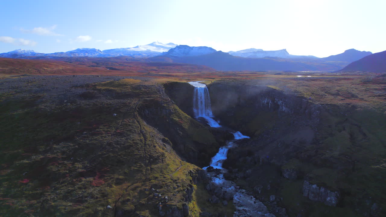 aerial de la cascada de islandia que fluye desde el valle glacial en la temporada de otoño