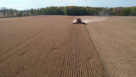 un agricultor cosecha una cosecha de soja en el noreste de wisconsin