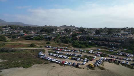 Estacionamiento-De-Vehículos-En-Playa-Papudo,-Valparaíso,-Chile