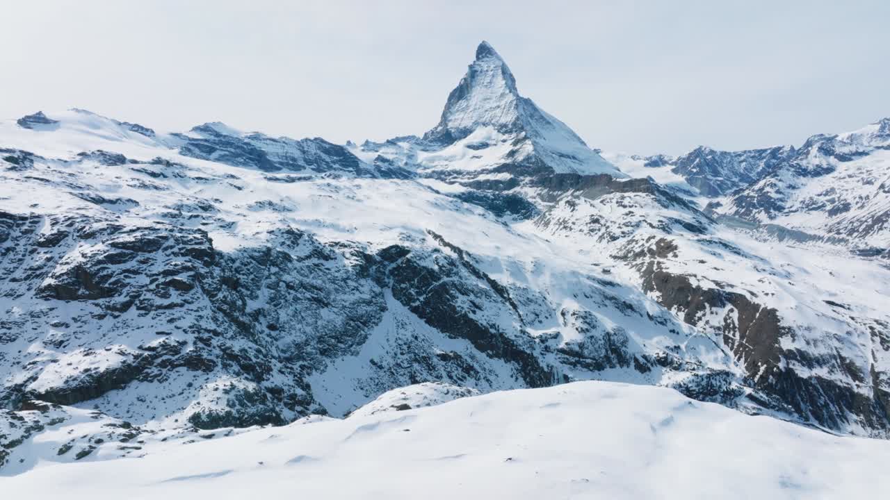 vista panorámica del pico de la montaña matterhorn cubierto de nieve.