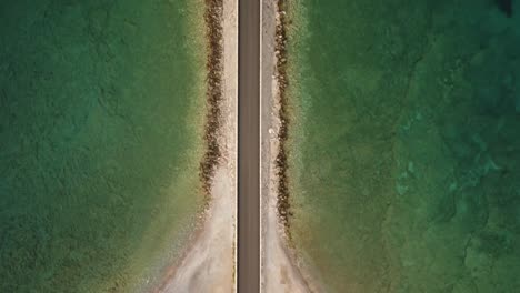 cinemático, vista de pájaro malvasía puente en grecia