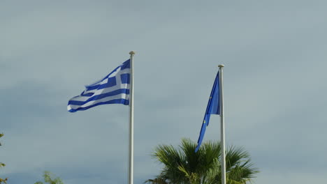 Griechische-Und-EU-Flaggen-Wehen-Im-Wind-Vor-Dem-Hintergrund-Des-Himmels