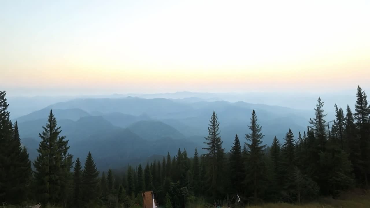 acampando en las montañas al amanecer.