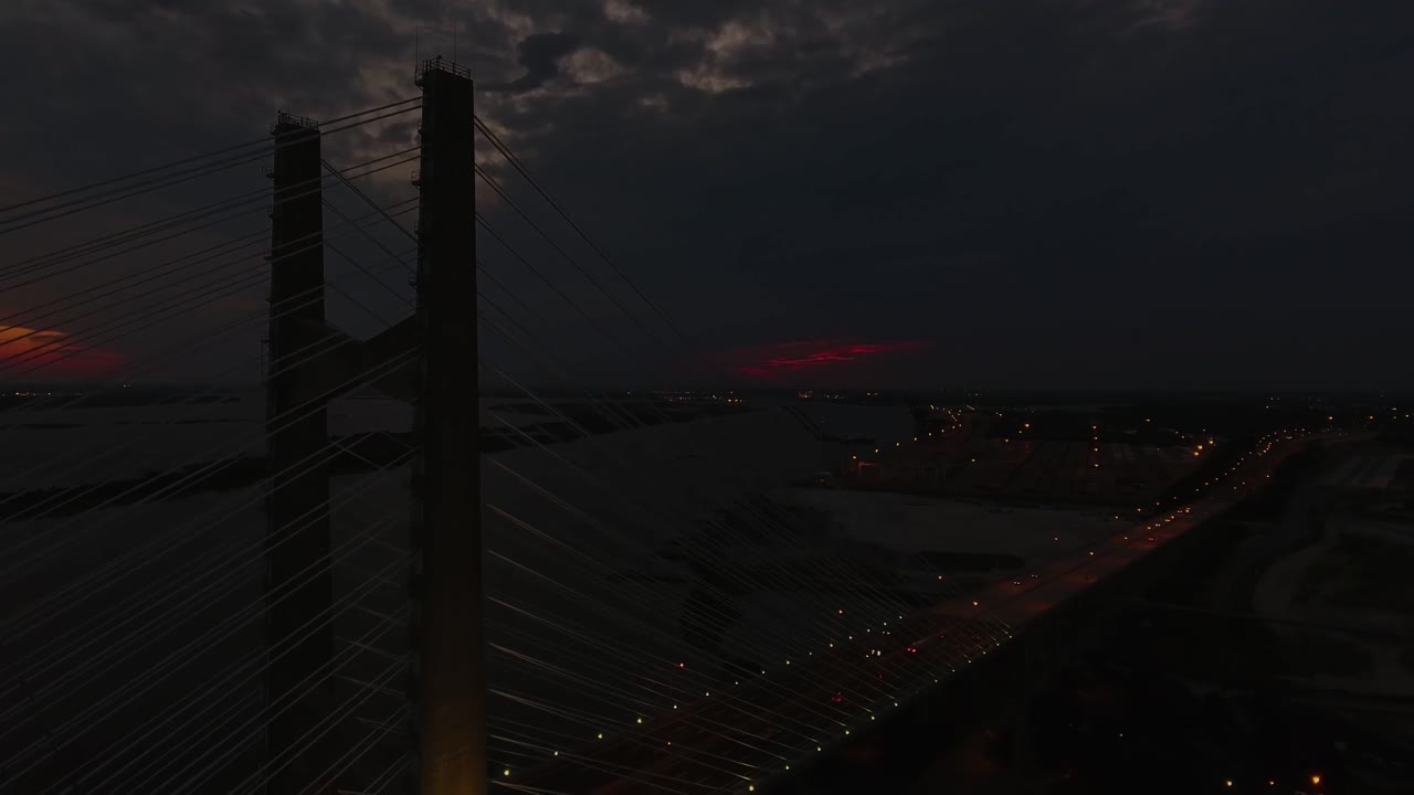 antena: puente con tráfico pasando al anochecer