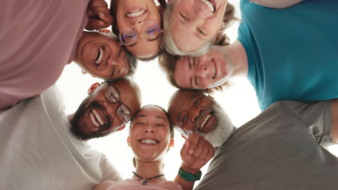 얼굴, 사람들, 그리고 팀은 미소로 원을 이루고 있습니다.