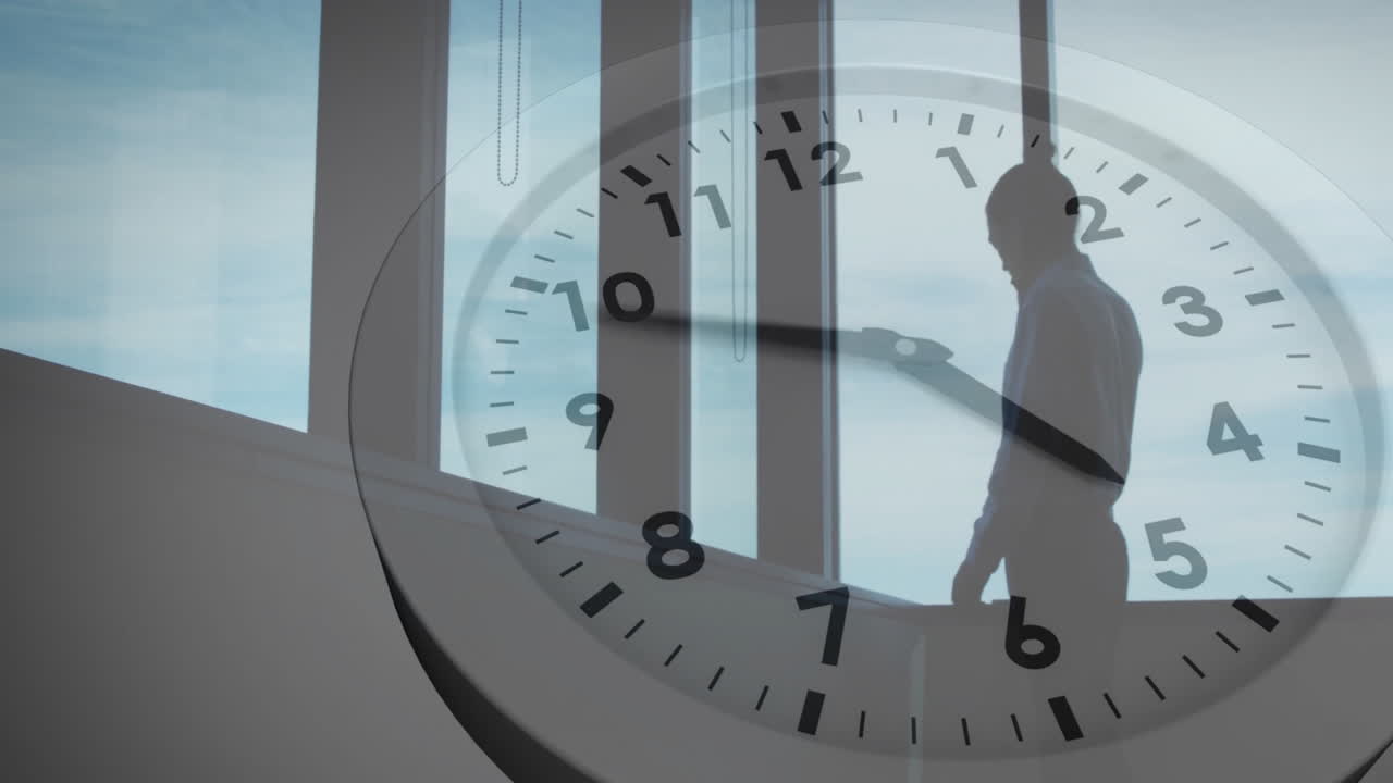 animación del reloj que hace tic-tac sobre el hombre de negocios afroamericano en la oficina