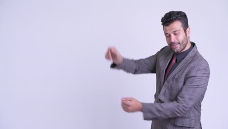 feliz guapo hombre de negocios persa barbudo en traje