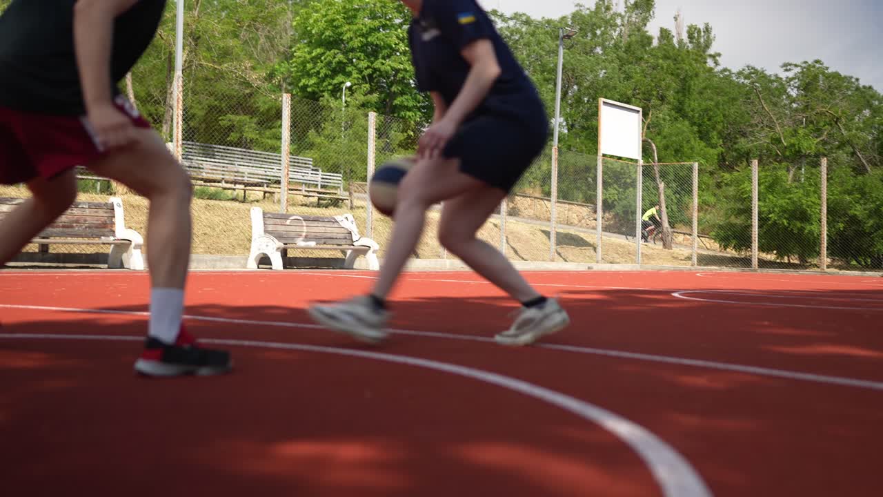 야외에서 농구를 하는 여자 들