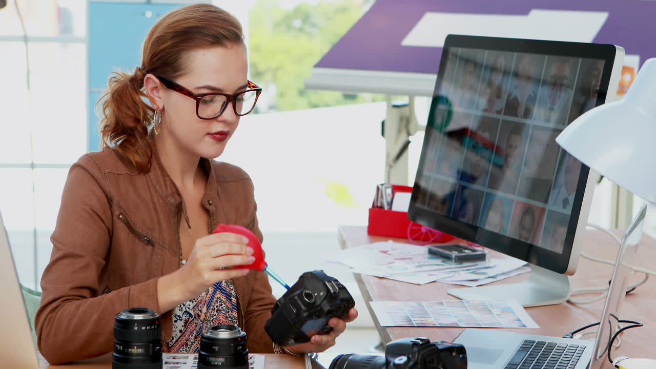 mujer ejecutiva reparando una cámara digital 4k