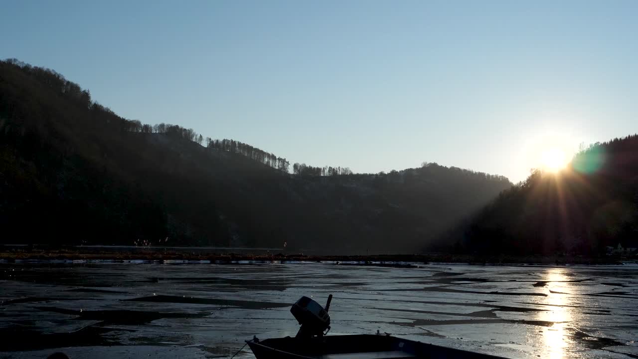 Solnedgang ved Donau om vinteren.