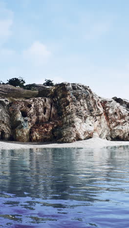 costa del mar báltico en la isla rocosa