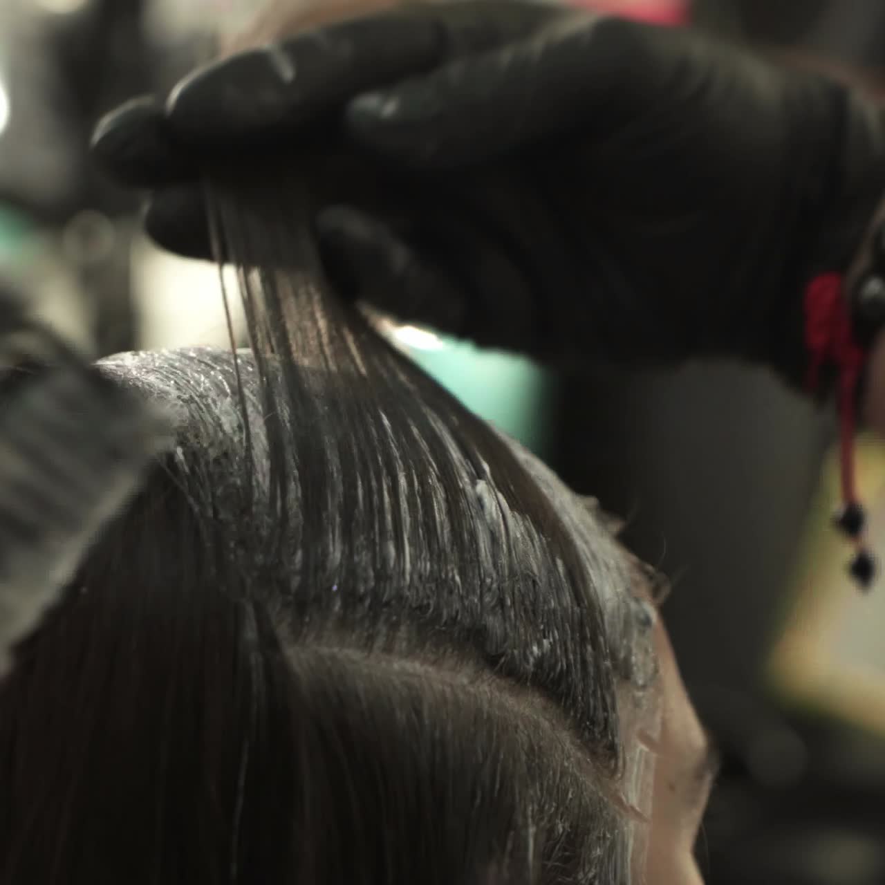Parrucchiera che taglia i capelli della sua cliente
