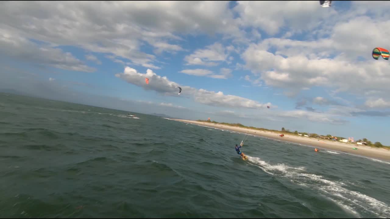 일몰 동안 웨이크 서퍼의 fpv 드론 영상