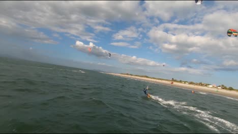 imágenes de drones fpv de wake surfer durante la puesta de sol