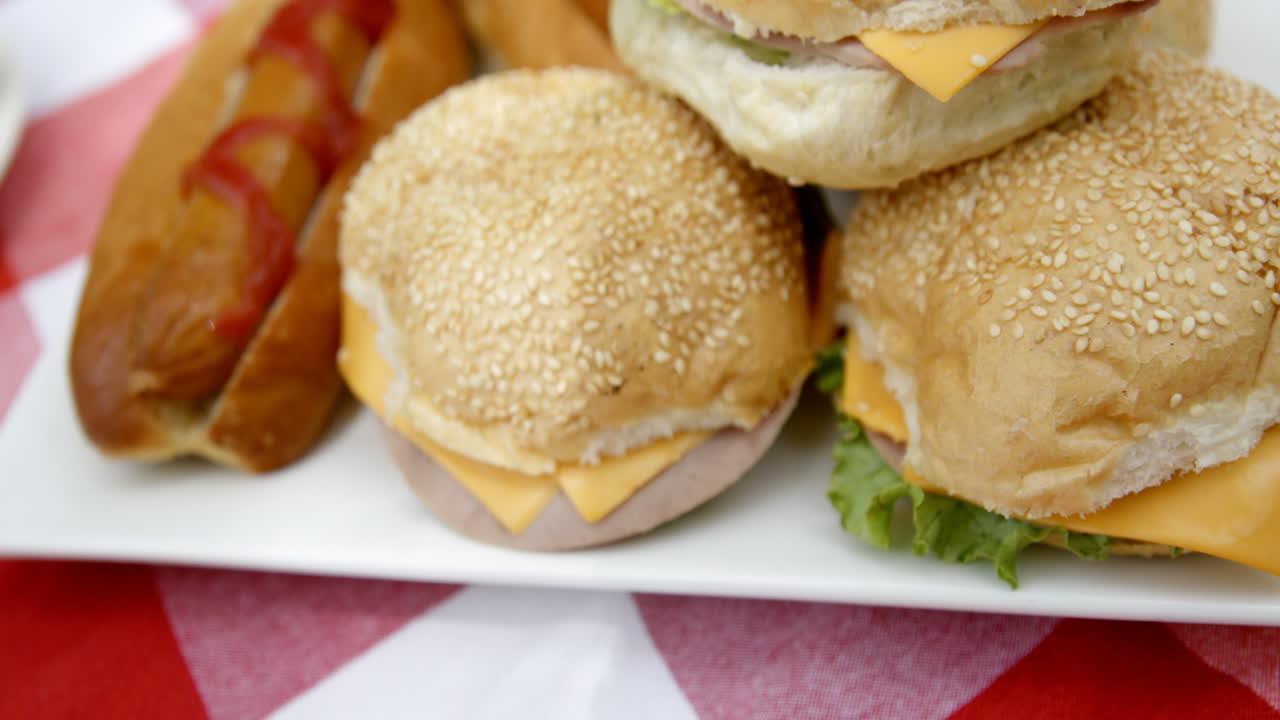 centrarse en la comida en la mesa