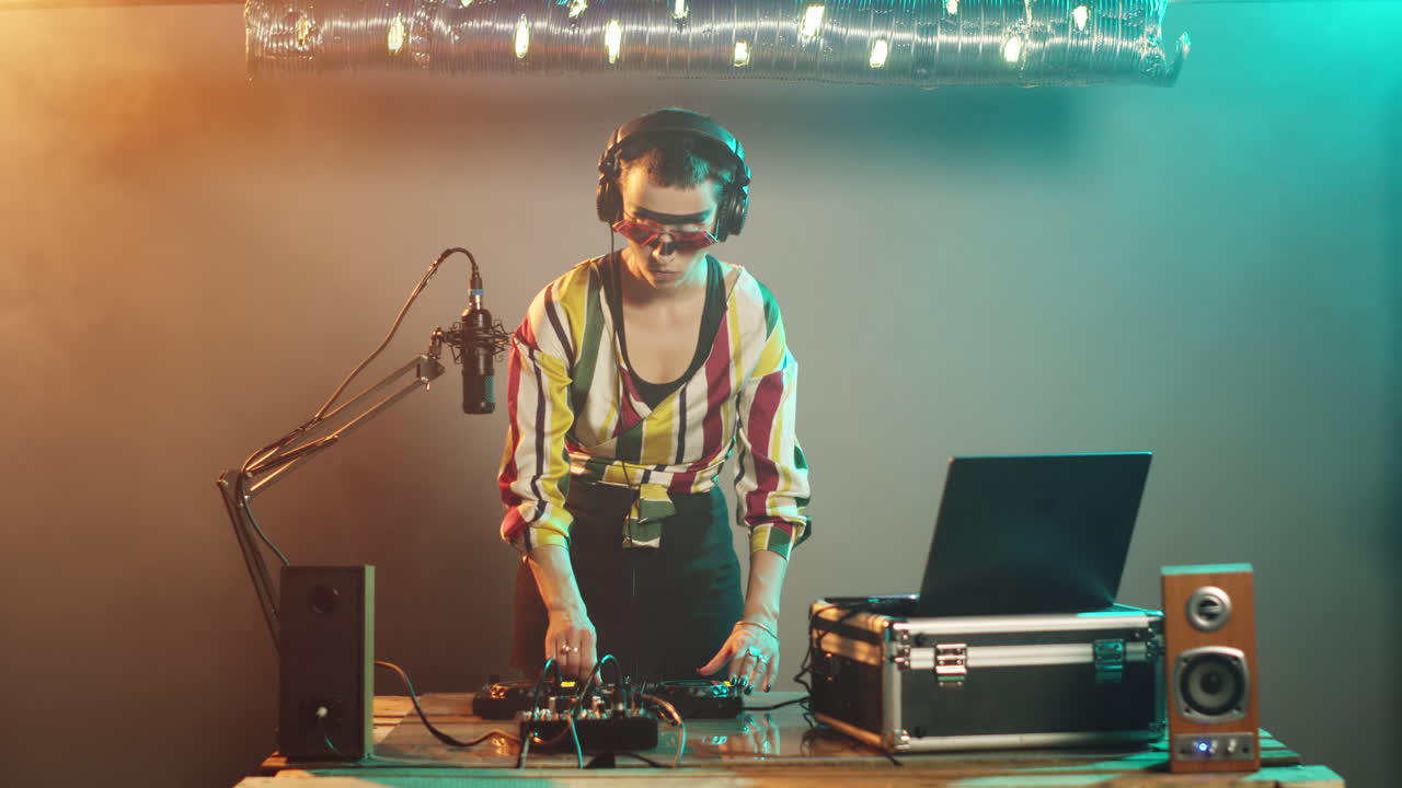 디스크 조키 는 음악 을 스 하는 동안 엄지손가락 을 올린다