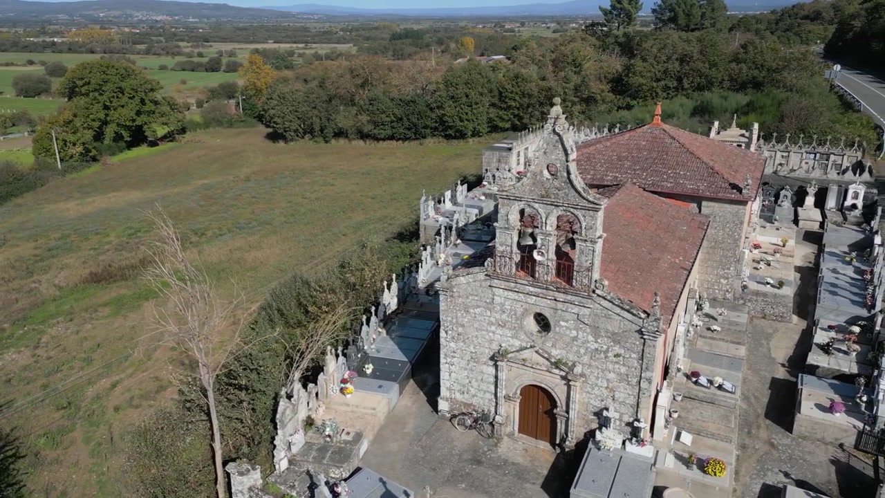 Église de San Salvador de Sabucedo au cœur de la Porqueira rurale, Ourense, Galice, Espagne, vue aérienne panoramique.