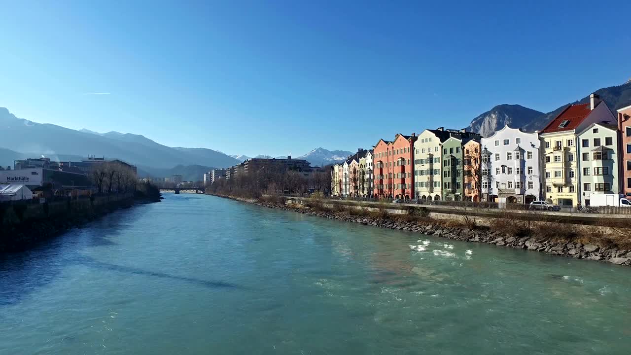 4K. Atemberaubendes Innsbruck in Österreich, Panorama-Stadtansicht mit Inn und Alpen. Winterzeit.