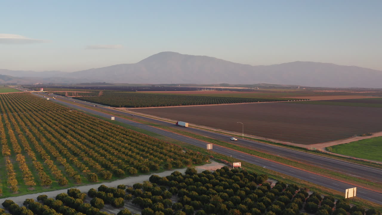 Volando sobre los hermosos campos de cultivo de Bakersfield, California