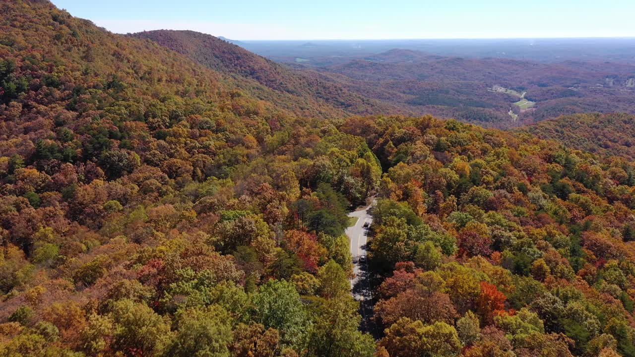 antena de carretera de montaña y árboles que cambian de color en otoño o otoño en las montañas blue ridge de appalachia, georgia del norte, el bosque nacional chattahoochee-oconee