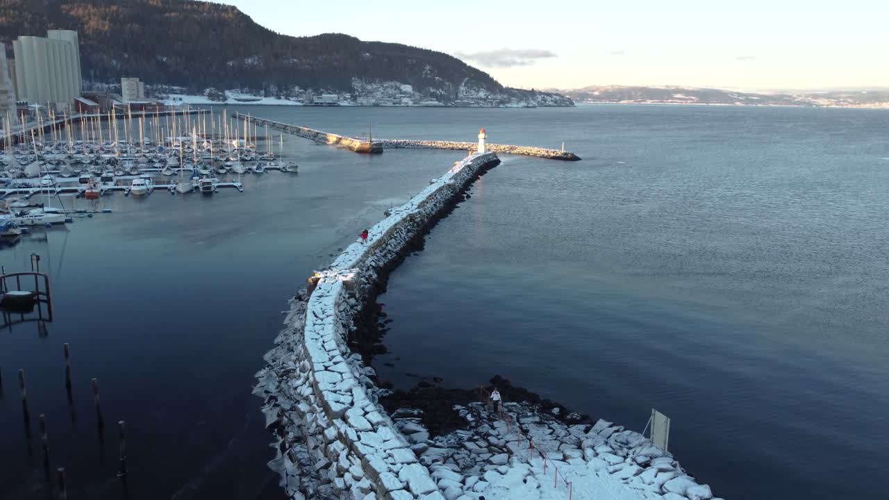 매혹적인 눈이 가득 찬 숲을 가로질러, 모든 나무 가지가 순수한 눈 층으로 섬세하게 장식되어있는 마법의 분위기를 창조하여 평온의 영역으로 당신을 운반합니다.