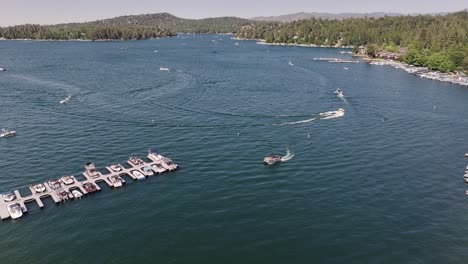 Lake-Arrowhead-Kalifornien-Mit-Booten,-Die-Den-Blick-Auf-Den-See-Genießen