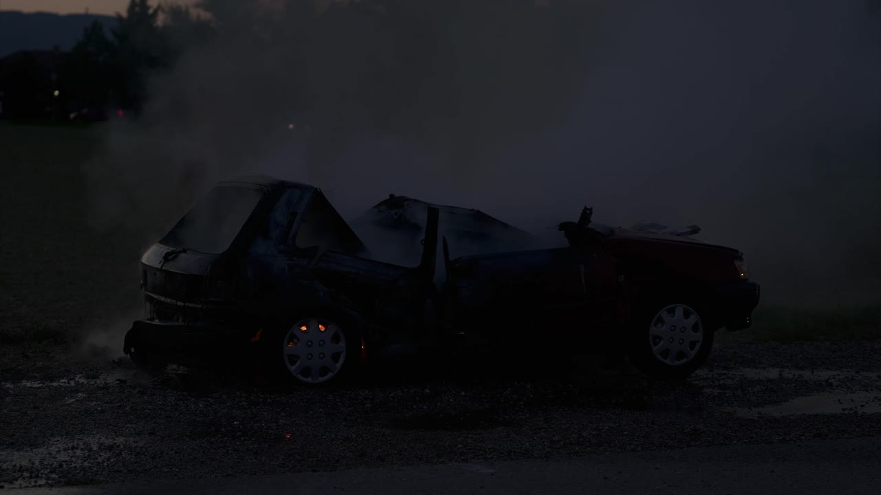 Brennendes Auto in den Abendstunden wurde schon fast vollständig mit Wasser gelöscht - Slow Motion