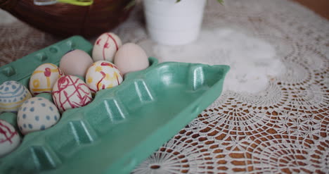 huevos de pascua en extrusora sobre mesa decorada 3