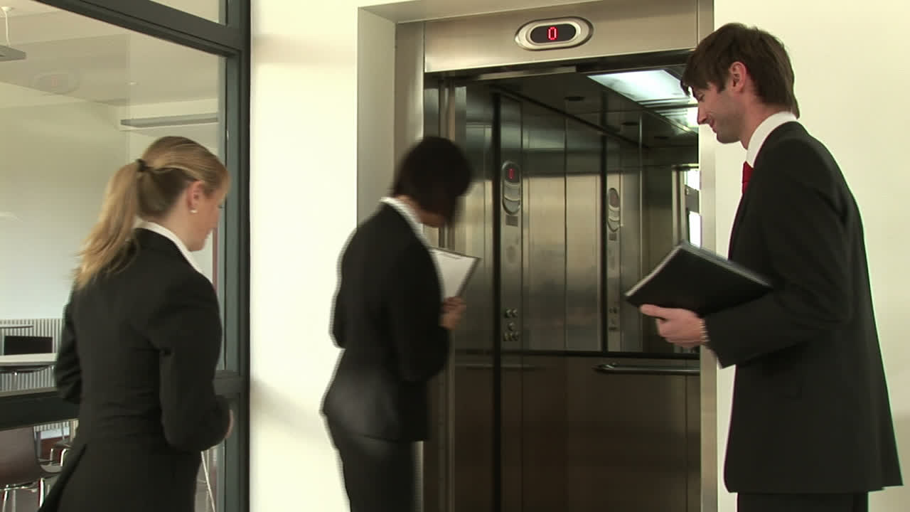 사업가 들 의 그룹 이 토론 하고 있다