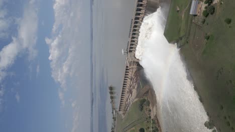 Hochformat:-Wasserkraftwerk,-Das-Hochwasser-Freisetzt,-Bildet-Regenbogen