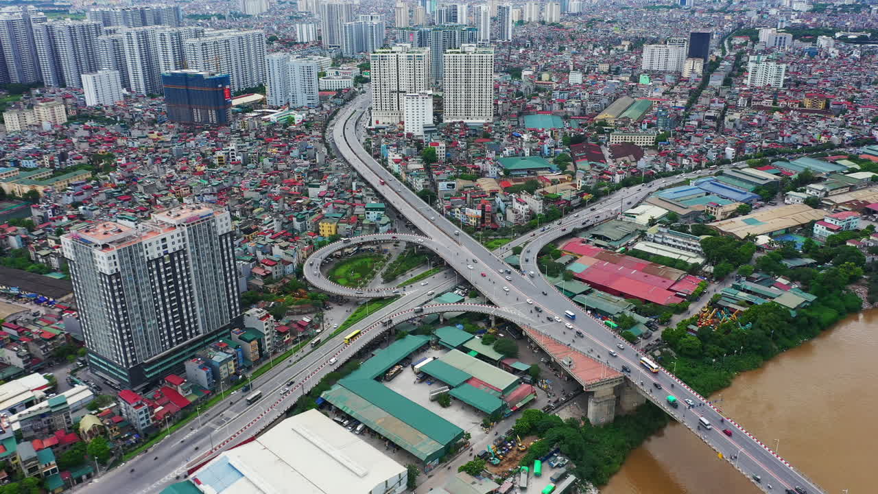 도시에는 많은 발전이 일어나고 있습니다.