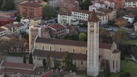 vista aérea de la catedral de san zeno - verona - no clasificado